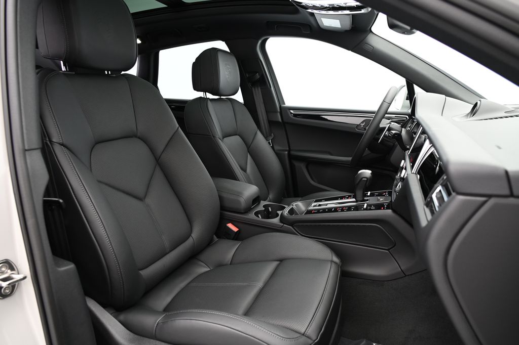 2024 Porsche Macan  24