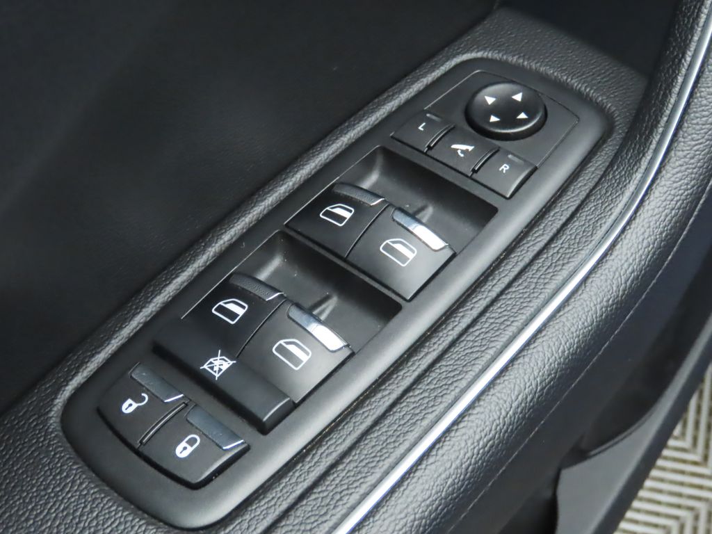 Thumbnail: 2021 Maserati Levante - 24