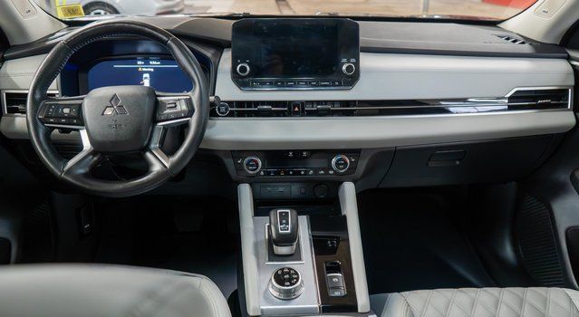 2024 Mitsubishi Outlander SEL Platinum Edition Black at Auto Express Mitsubishi