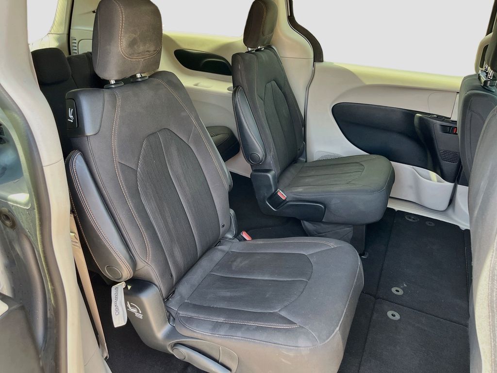Used 2019 Silver Chrysler LX image 27