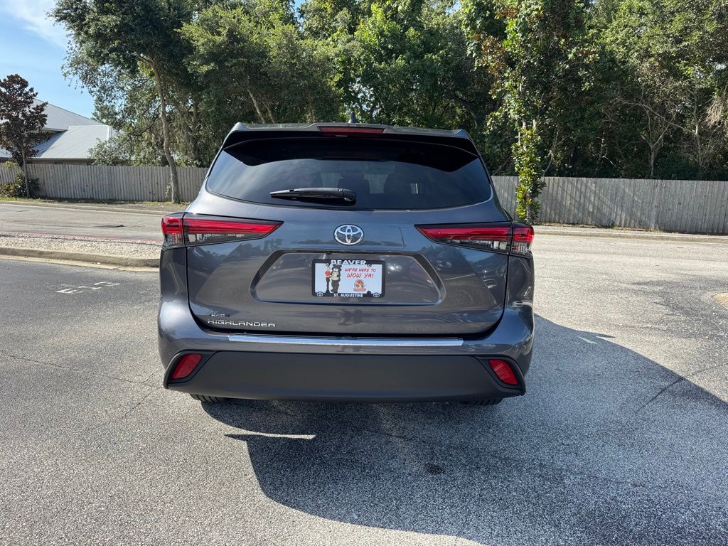 2023 Toyota Highlander L photo 4