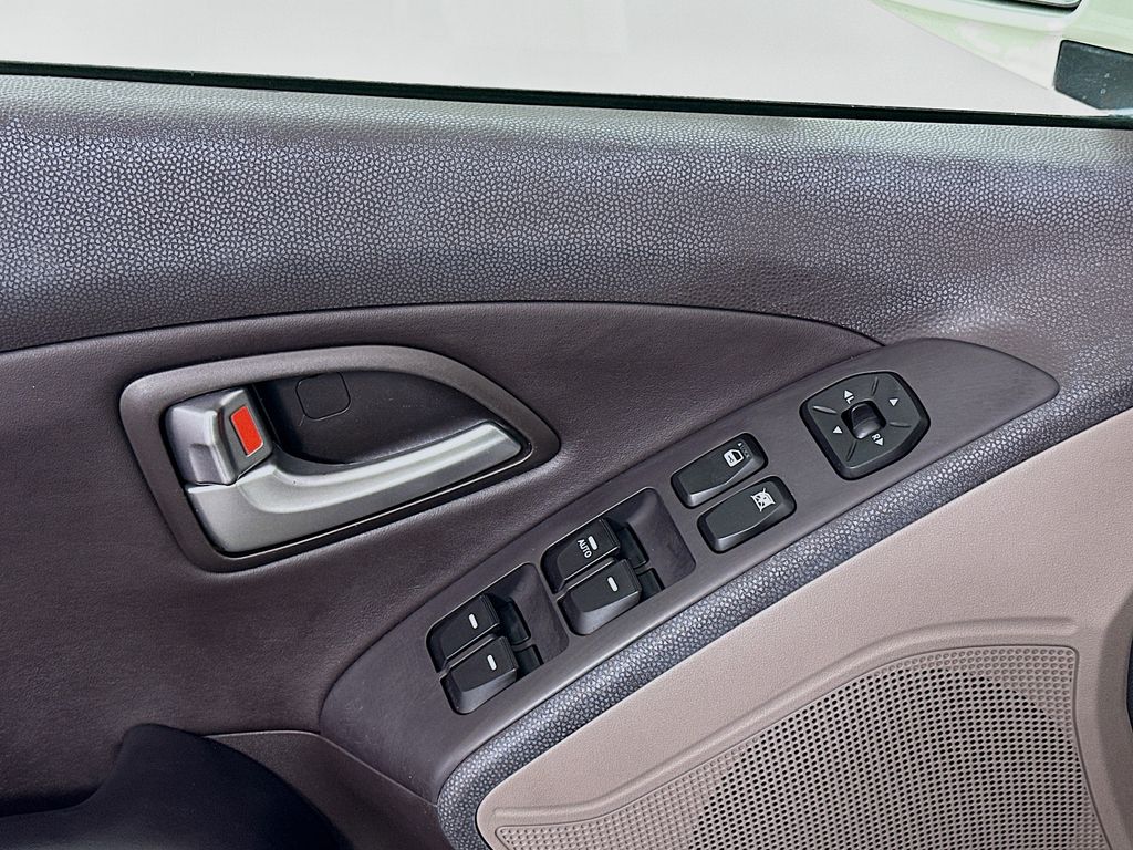 Thumbnail: 2012 Hyundai Tucson - 16