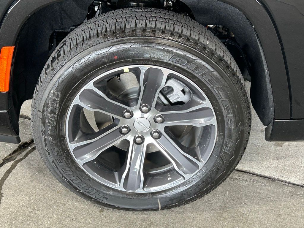 Used 2024 Diamond Black Crystal Pearlcoat Jeep Base image 21