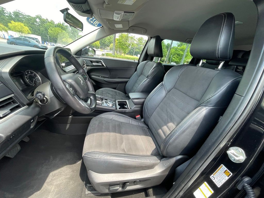 Thumbnail: 2023 Mitsubishi Outlander - 25