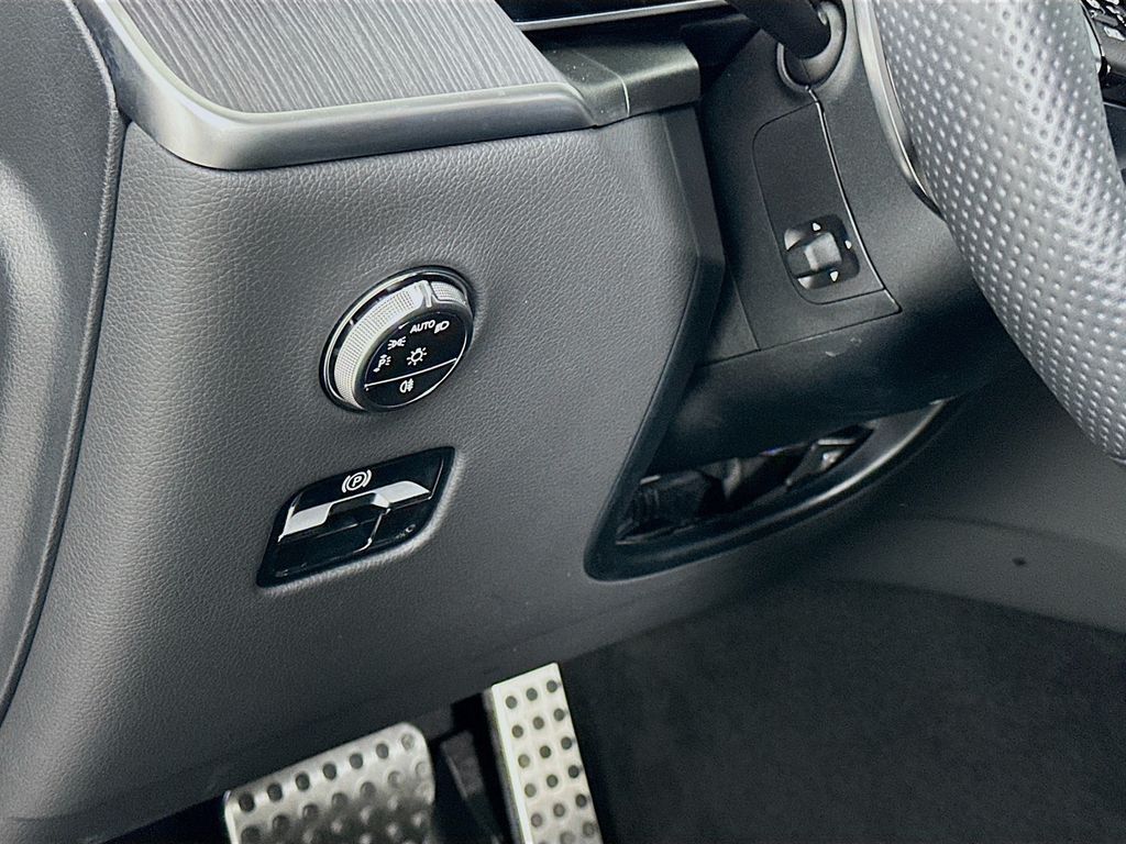 Thumbnail: 2025 Mercedes-Benz GLC - 10