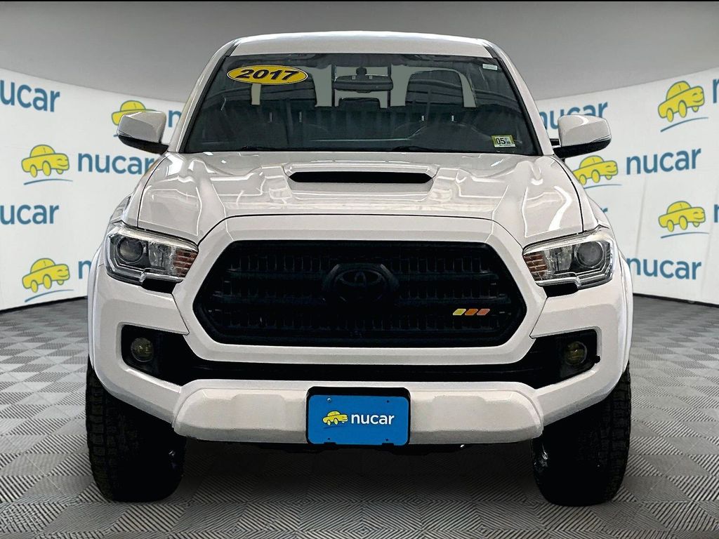 2017 Toyota Tacoma — photo 2