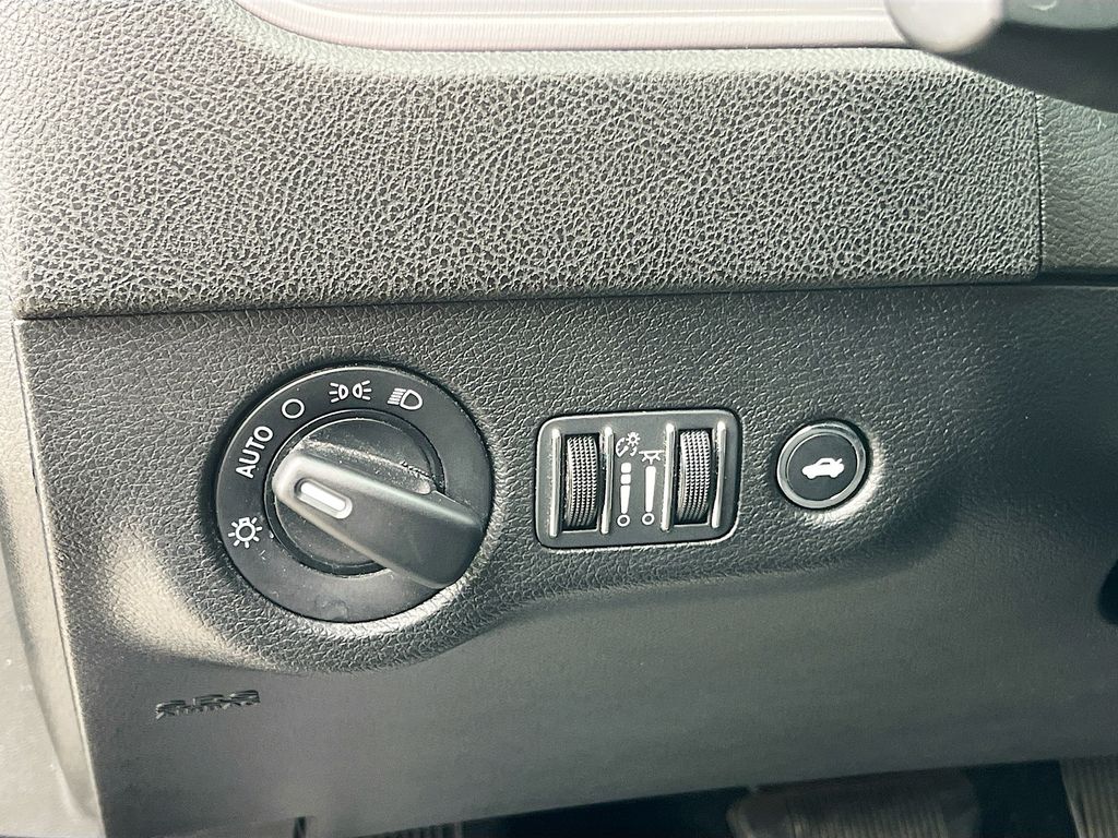 Used 2023 Black Dodge SXT image 10