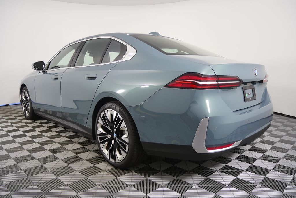 Thumbnail: 2025 BMW 5 Series - 5