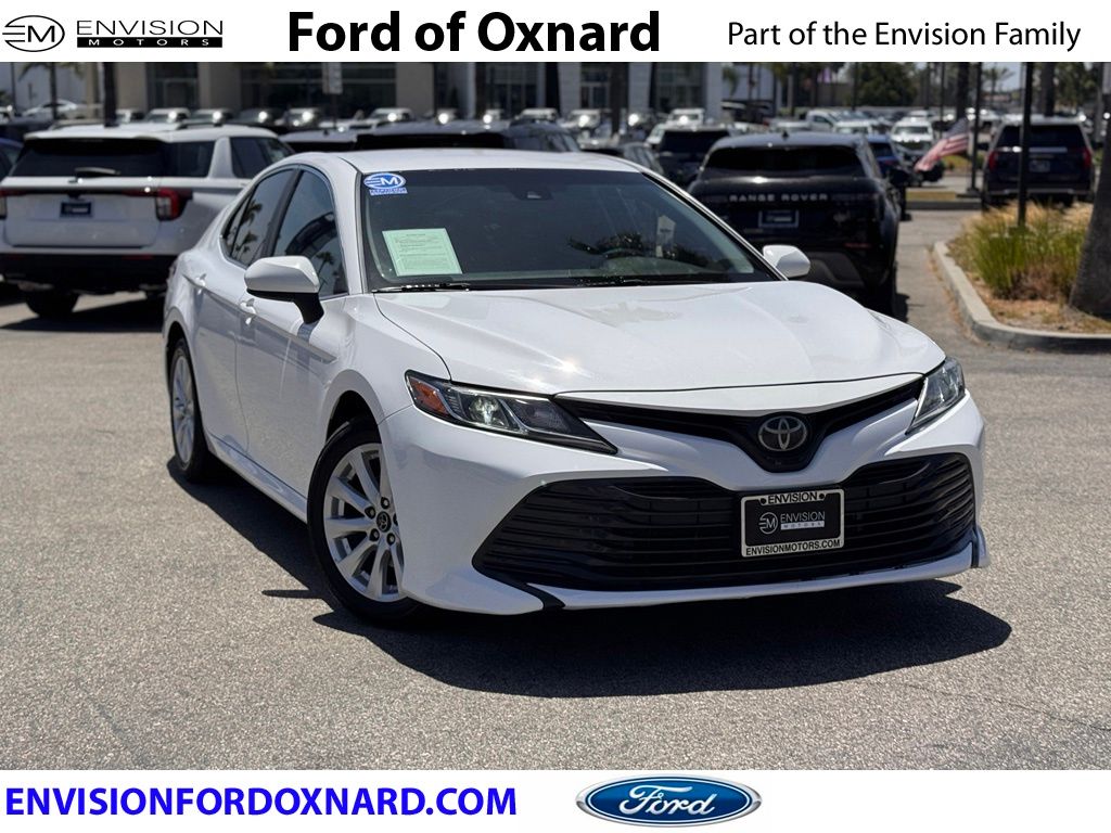 Super White 2018 Toyota Camry Sedan Front-Wheel Drive 8-Speed Automatic