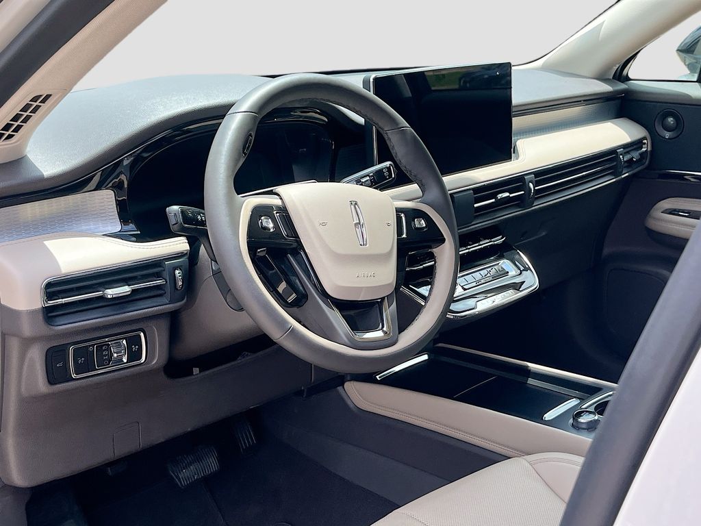Used 2024 White Lincoln Premiere image 9