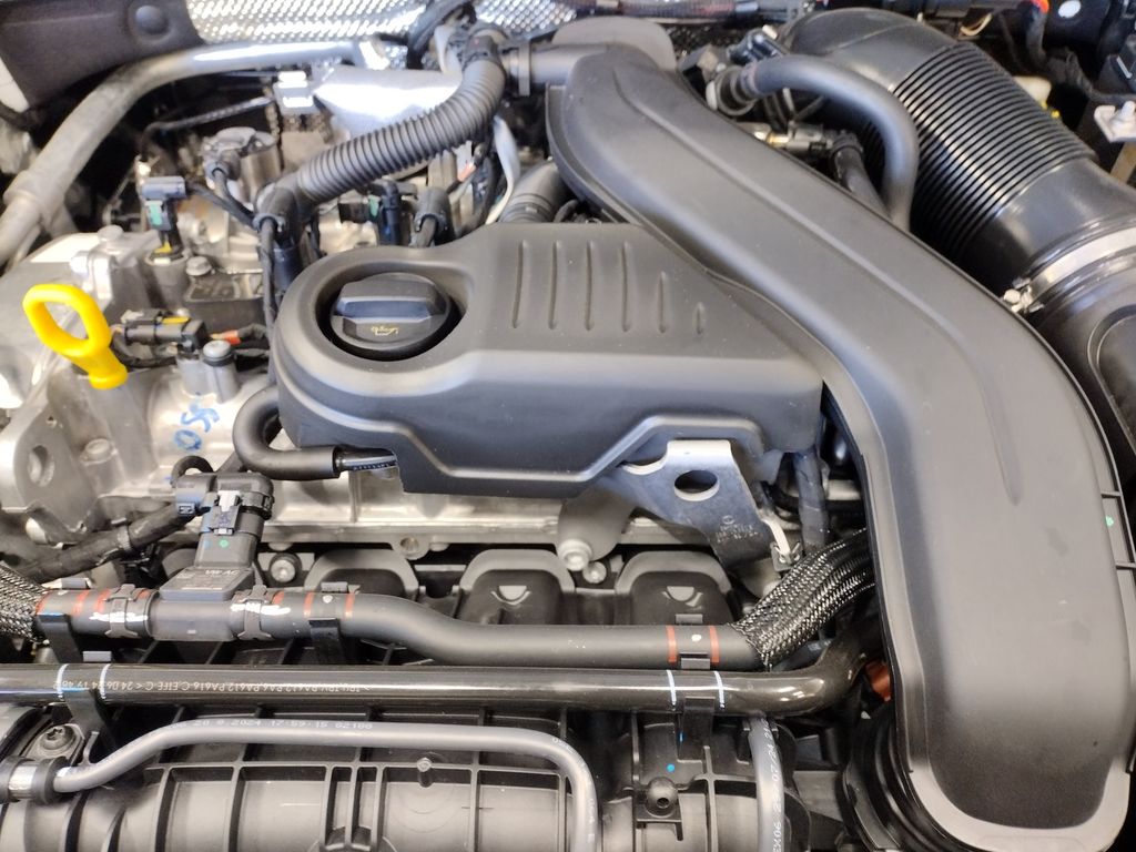 2025 Volkswagen Taos SE photo 2