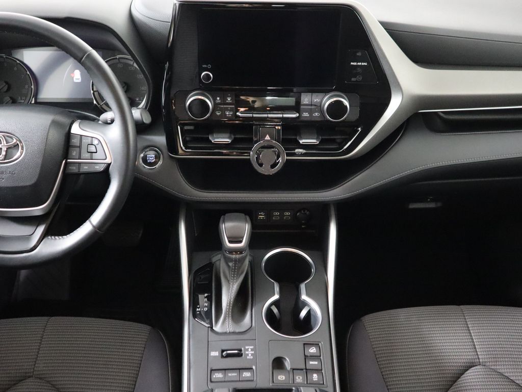 Thumbnail: 2023 Toyota Highlander - 14