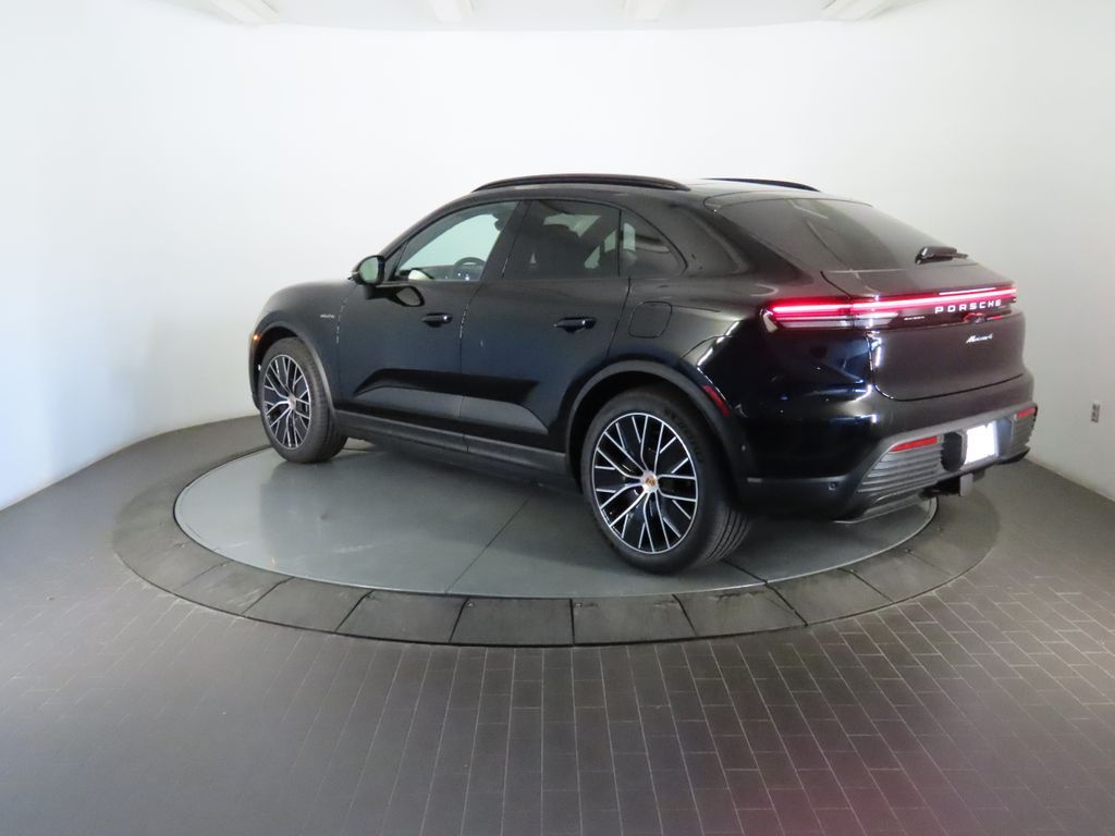 Thumbnail: 2026 Porsche Macan - 3