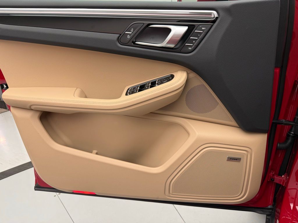 Thumbnail: 2026 Porsche Macan - 19