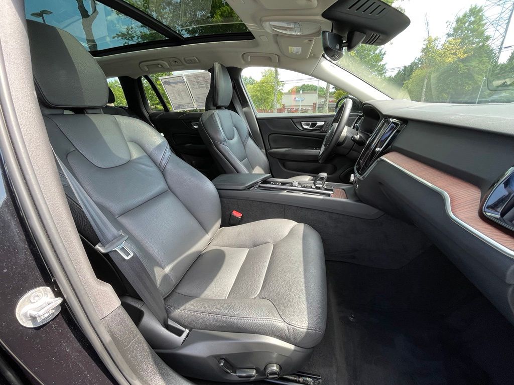Thumbnail: 2025 Volvo S60 - 31