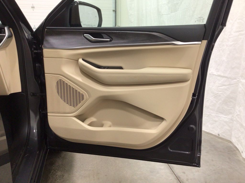 Used 2025 Jeep Grand Cherokee SUV
