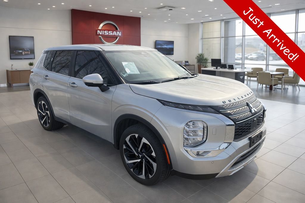 Silver 2024 Mitsubishi Outlander SE S-AWC SUV / Crossover All-Wheel Drive Continuously Variable Transmission