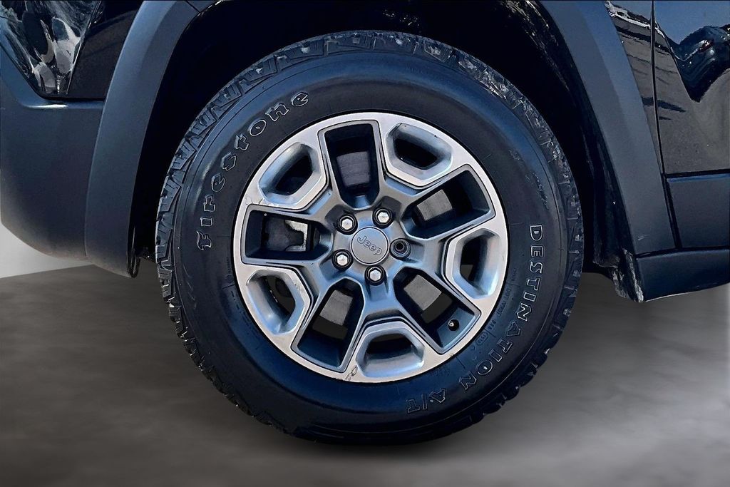 Used 2019 Black Jeep Trailhawk image 10