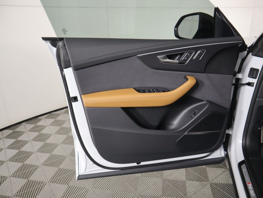 Thumbnail: 2026 Audi RS Q8 - 26