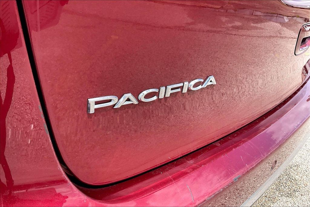 Used 2023 Chrysler Pacifica Touring L 4D Passenger Van
