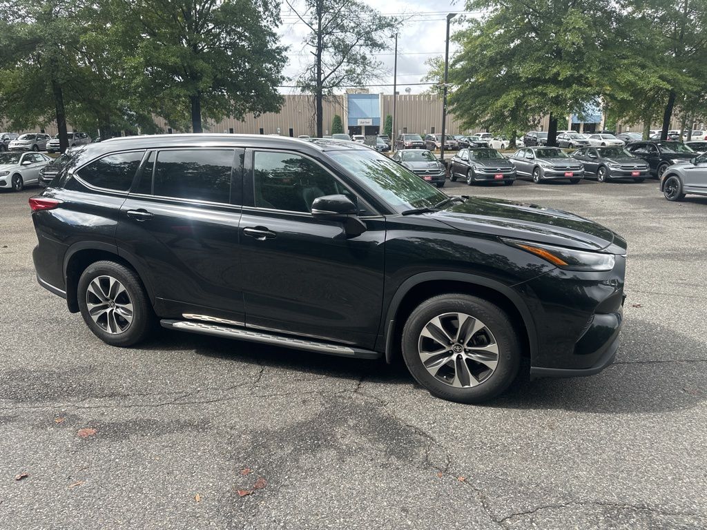 2022 Toyota Highlander XLE 28