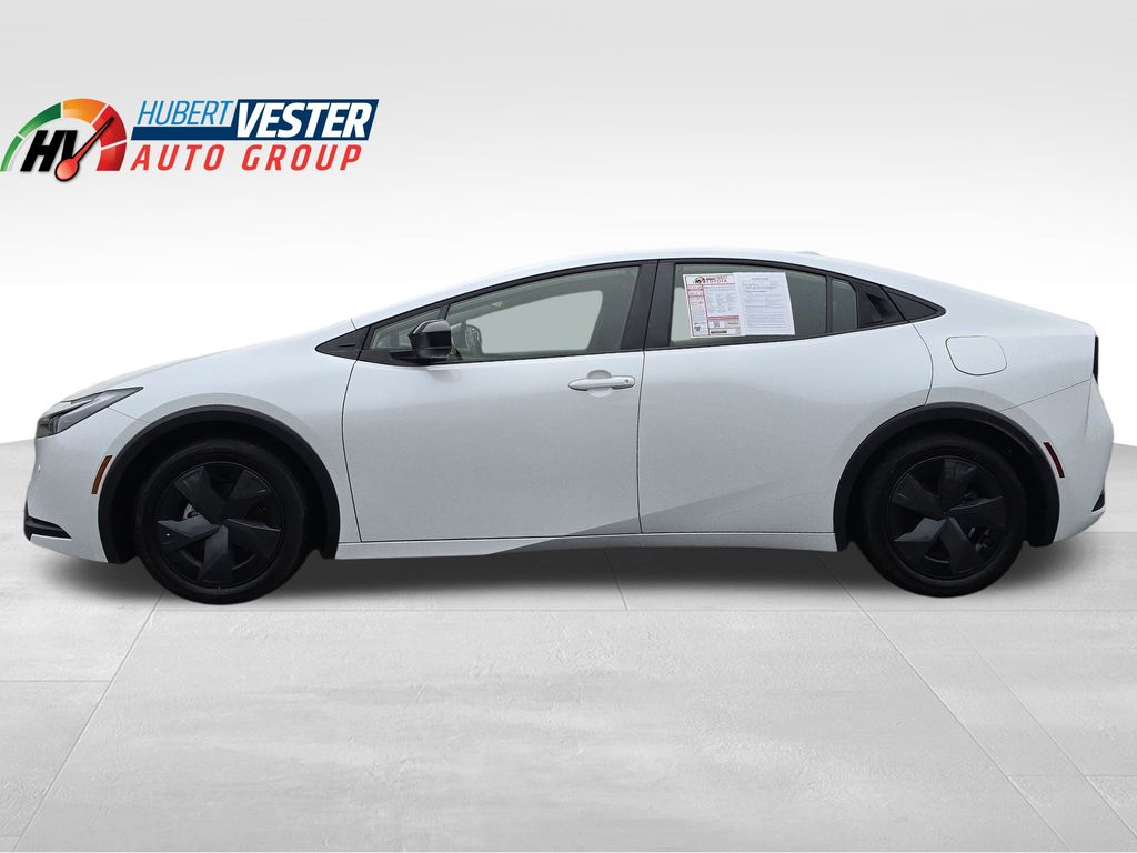 2024 Toyota Prius LE's photo