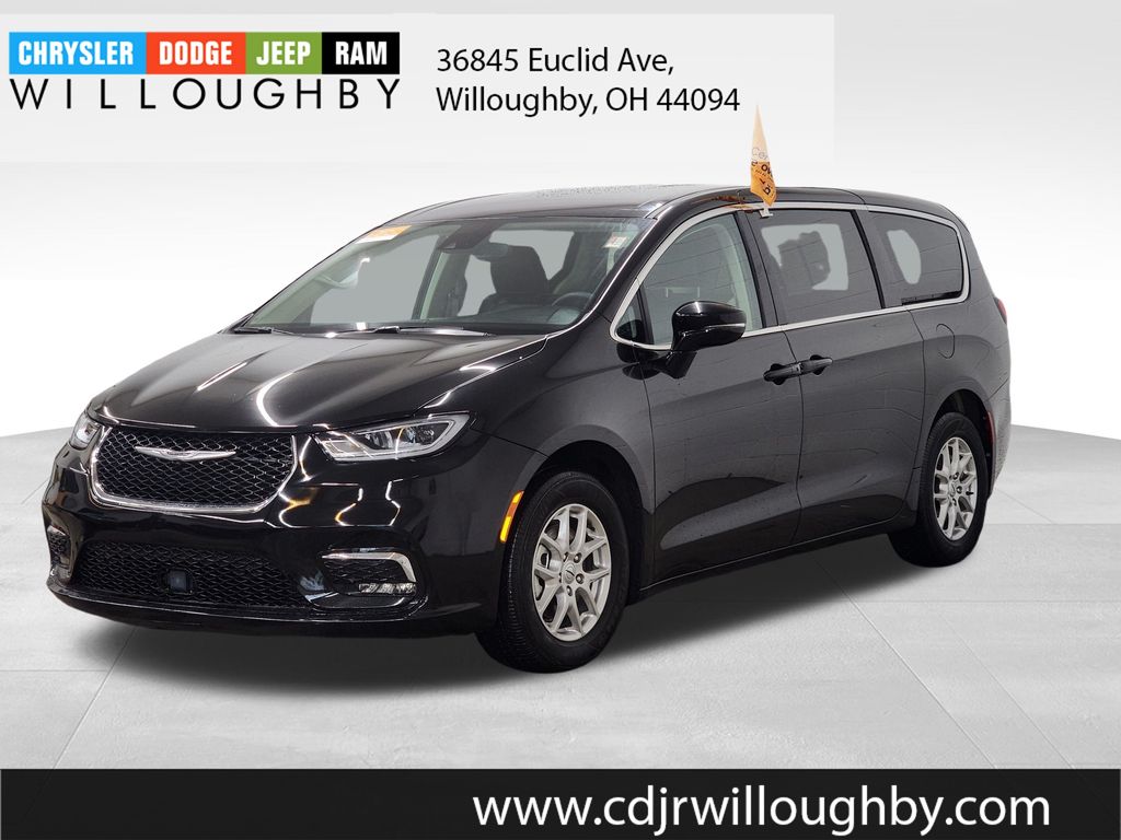 Diamond Black Crystal Pearlcoat 2024 Chrysler Pacifica Touring L FWD Minivan Front-Wheel Drive 9-Speed Automatic