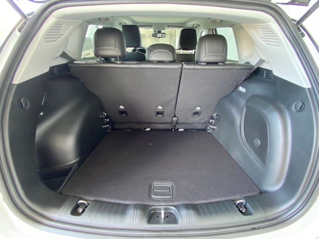 New 2022 Bright White Clearcoat Jeep Latitude image 24