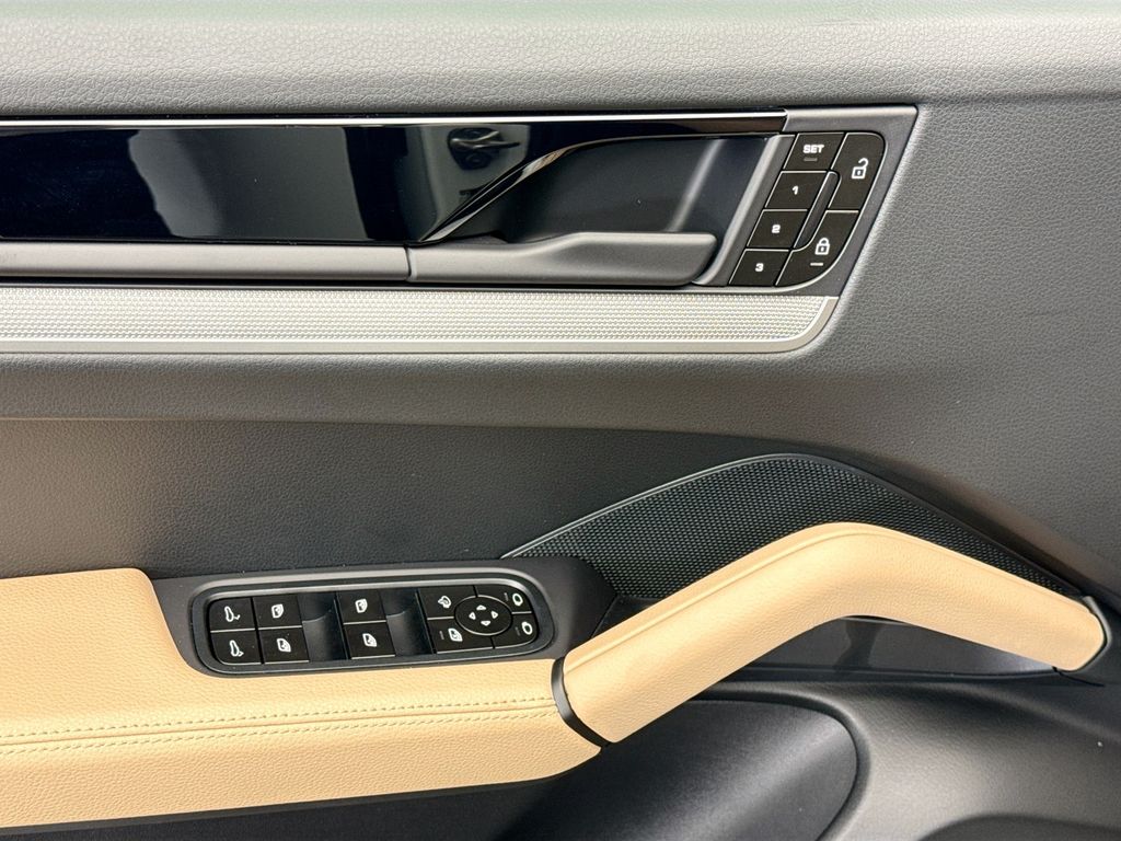 Thumbnail: 2026 Porsche Cayenne - 24