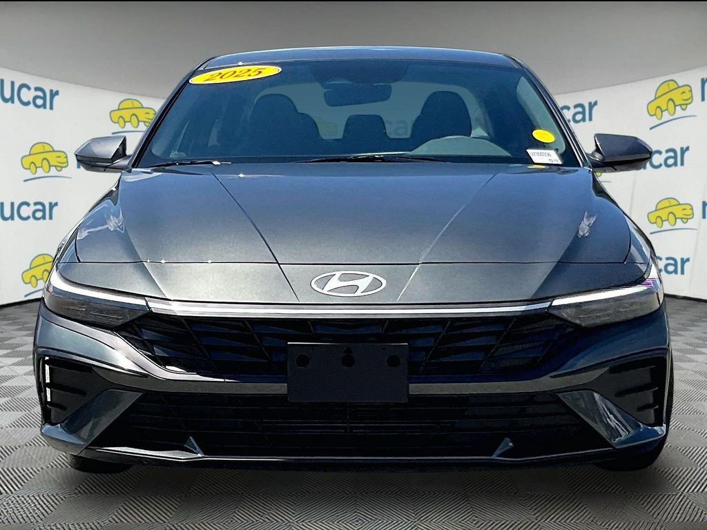 2025 Hyundai Elantra — photo 2