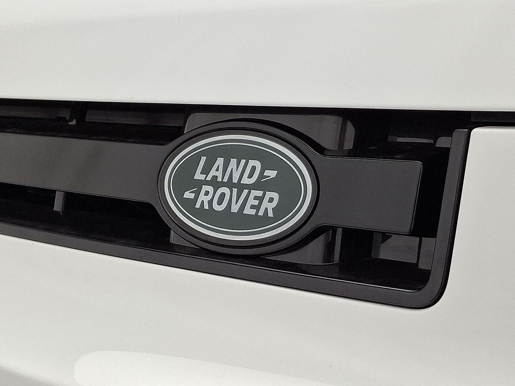 2025 Land Rover Defender 110 18