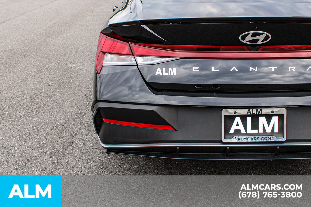 Used 2025 Black Hyundai SEL Sport image 13