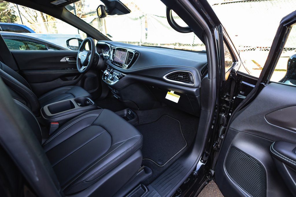 2026 Chrysler Pacifica Select thumbnail 26