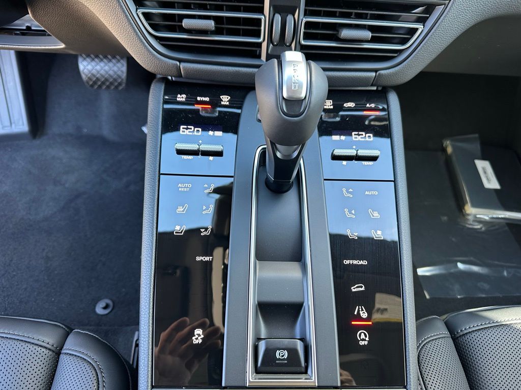 2025 Porsche Macan  22