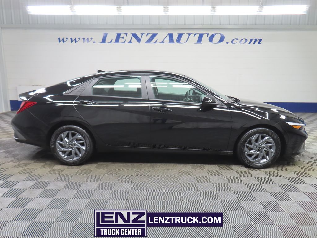 Abyss Black 2024 Hyundai Elantra SEL FWD Sedan Front-Wheel Drive Continuously Variable Transmission