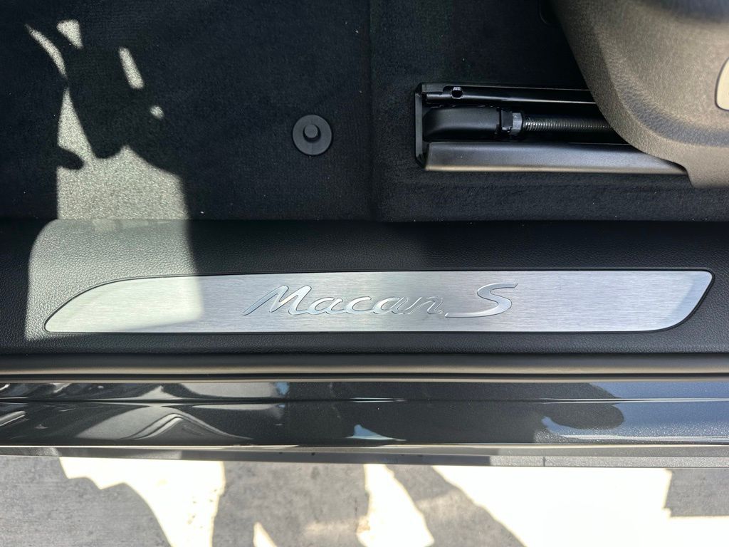 Thumbnail: 2026 Porsche Macan - 21
