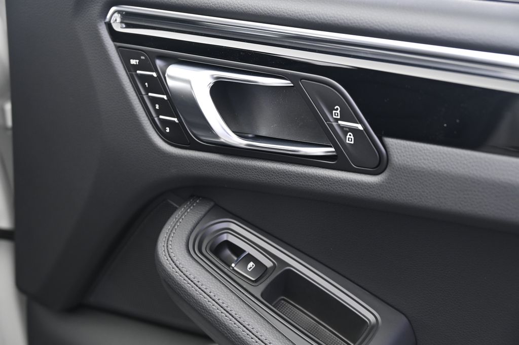 Thumbnail: 2026 Porsche Macan - 21