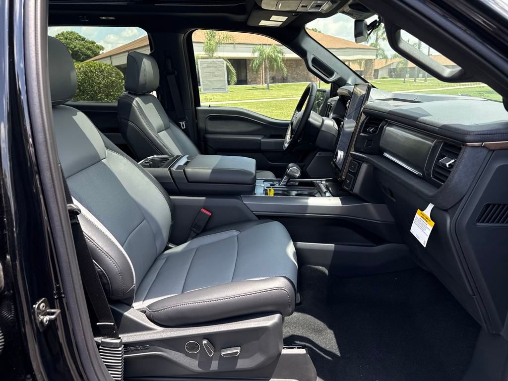 2025 Ford F-150 Lightning Lariat photo 28