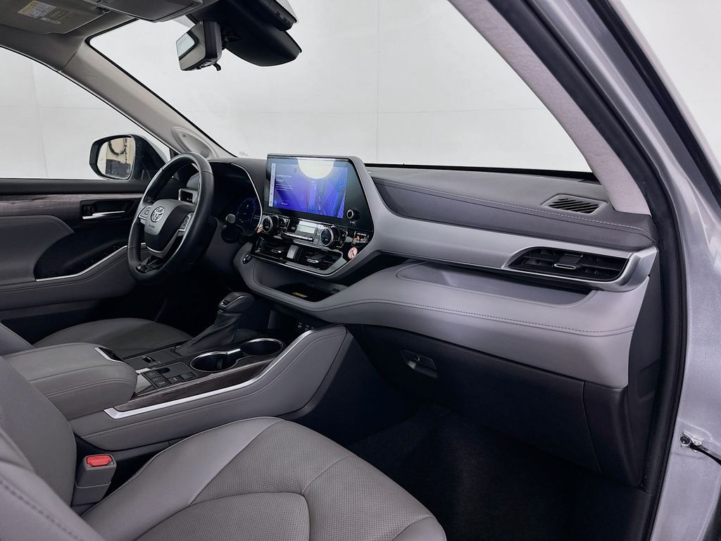 Thumbnail: 2023 Toyota Highlander - 31