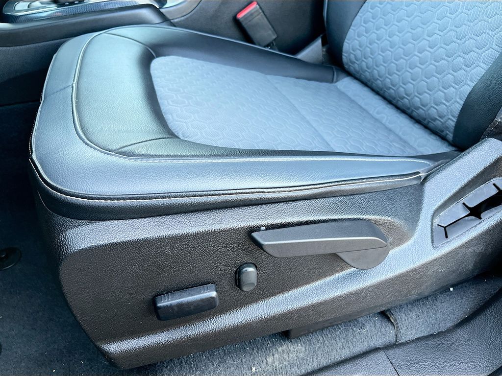 Used 2022 Black Chevrolet Z71 image 18