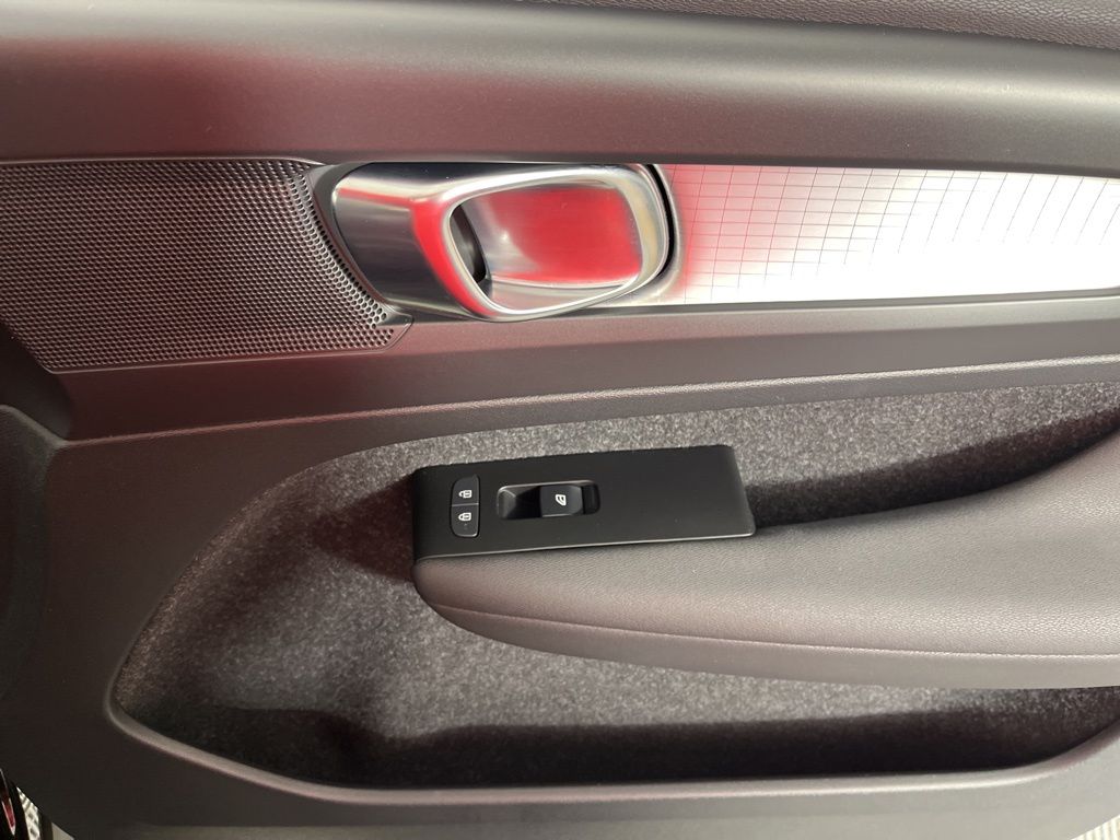 Thumbnail: 2022 Volvo XC40 - 11