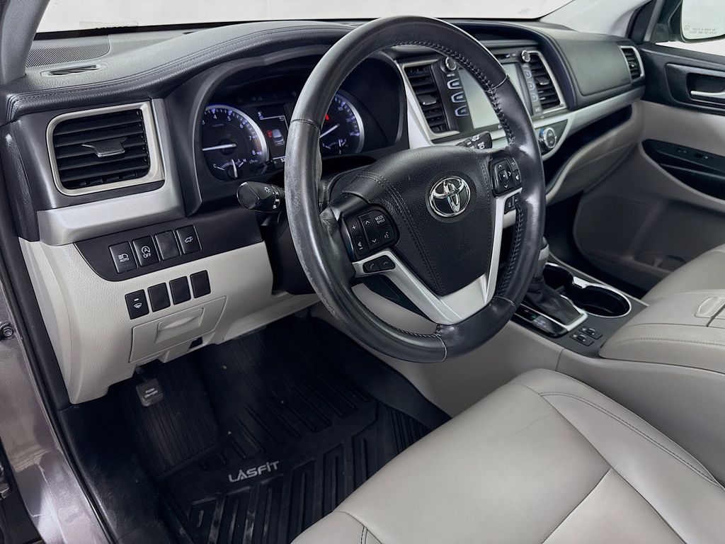 Thumbnail: 2019 Toyota Highlander - 9