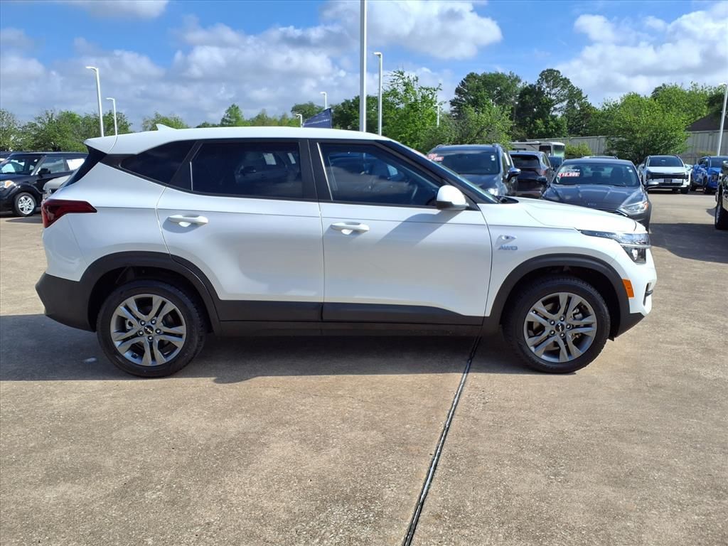 2022 Kia Seltos LX White at Shottenkirk Kia Fort Bend