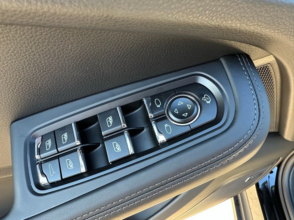 Thumbnail: 2026 Porsche Macan - 19