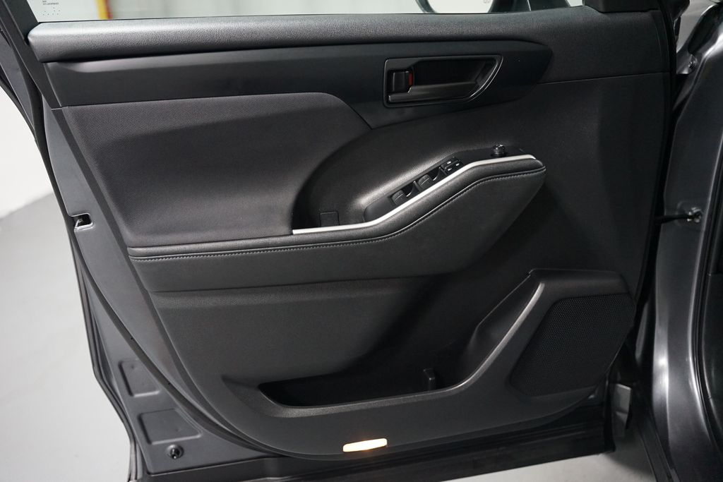 Thumbnail: 2023 Toyota Highlander - 10