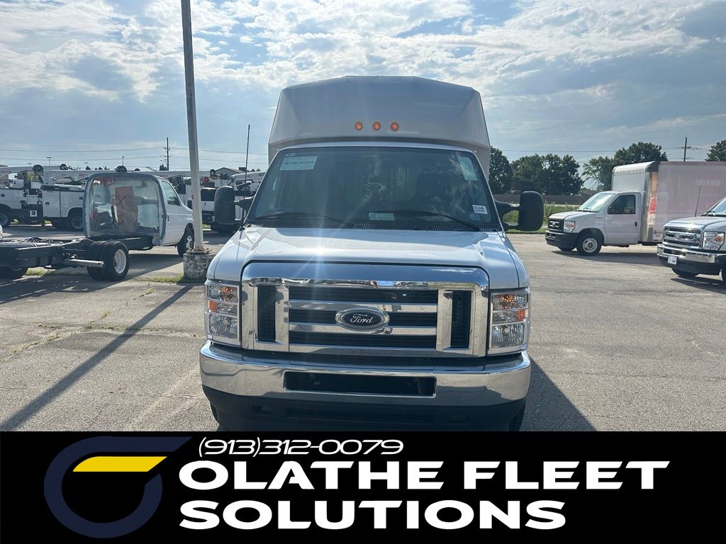 Oxford White 2025 Ford E-Series Chassis Pickup Truck Rear-Wheel Drive 6-Speed Automatic Overdrive