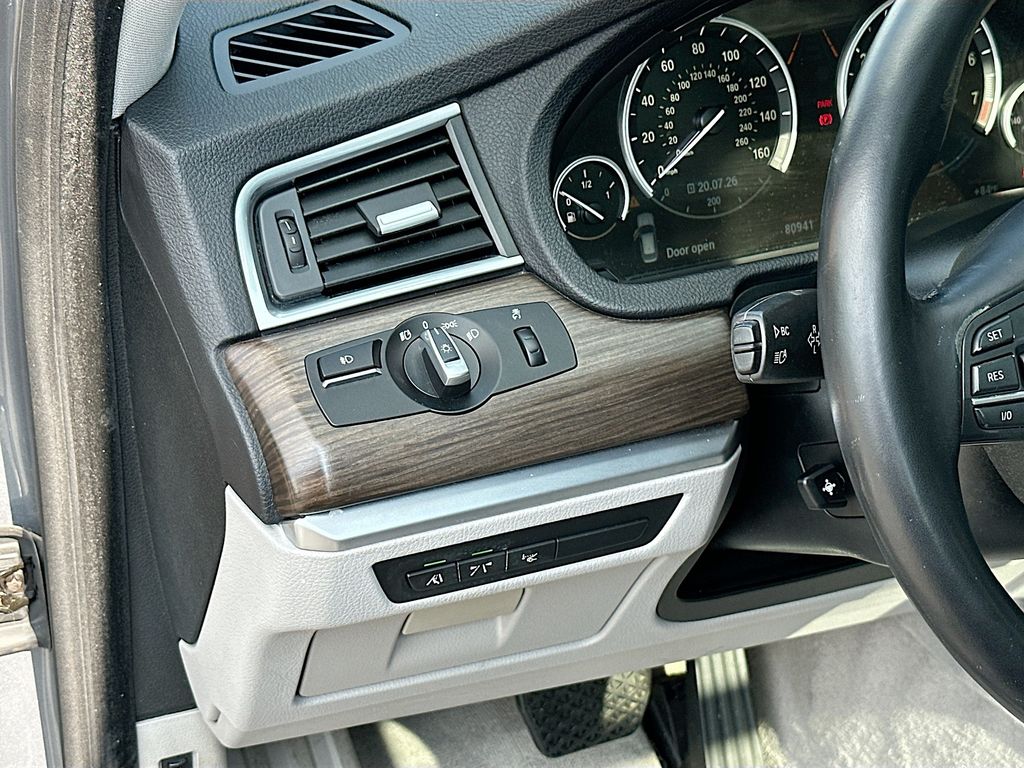 Used 2012 Gray BMW 550i xDrive Gran Turismo image 11