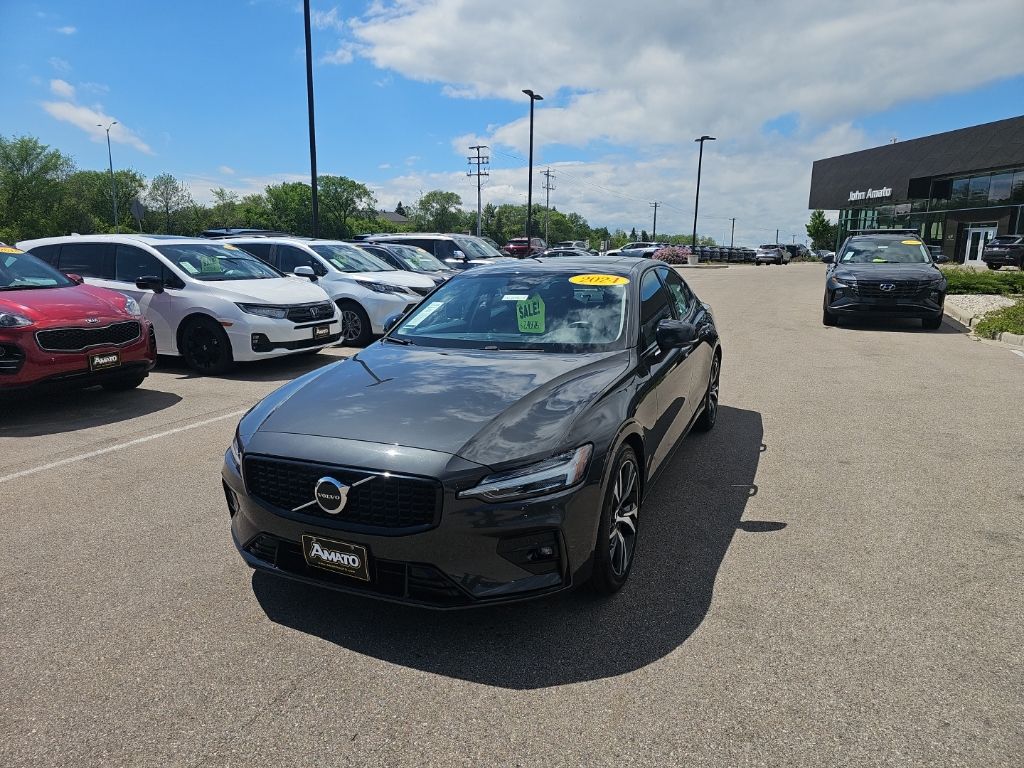 2024 Volvo S60 B5 Core Dark Theme FWD