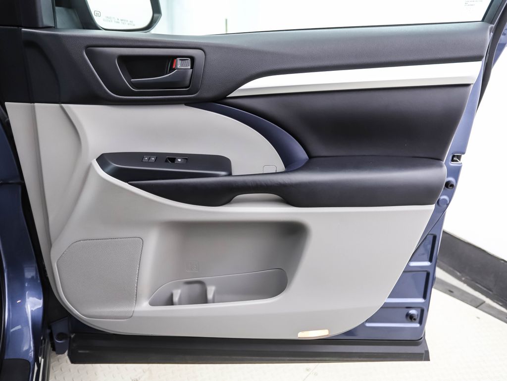 Thumbnail: 2016 Toyota Highlander - 30