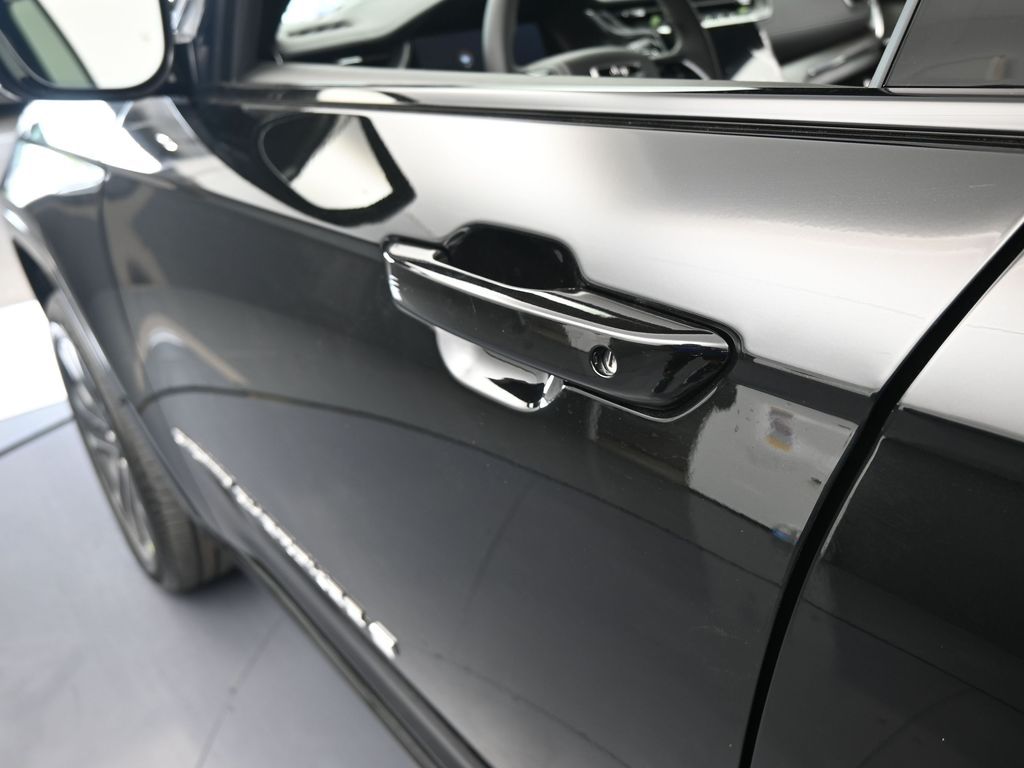 New 2025 Diamond Black Crystal Pearlcoat Jeep Overland image 28